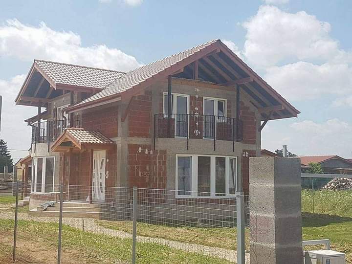 Construcții case la roșu