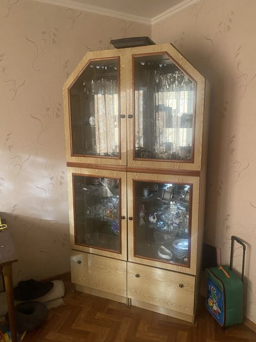 Продам шкаф с сервантом