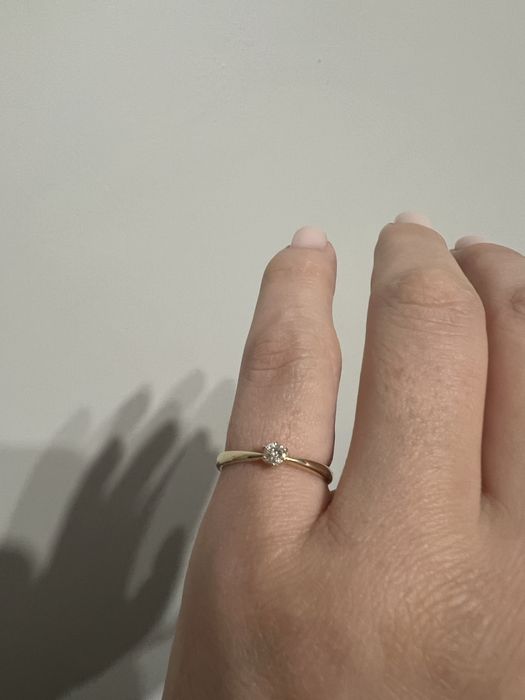 Золотое кольцо с бриллиантом