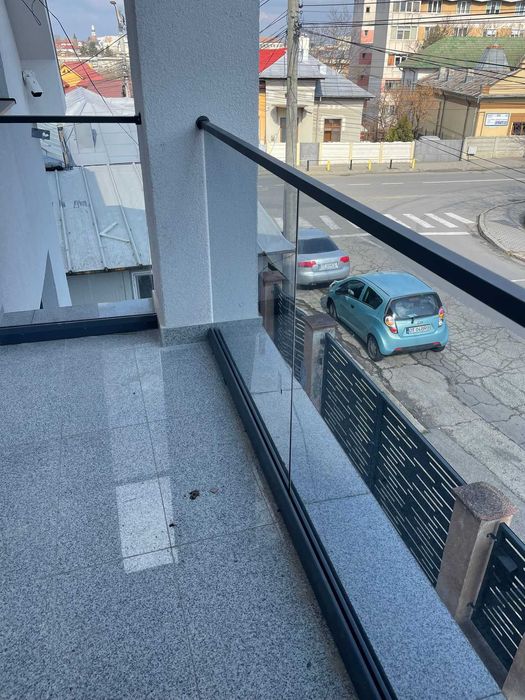 Balustradele din sticlă cu profil de aluminiu