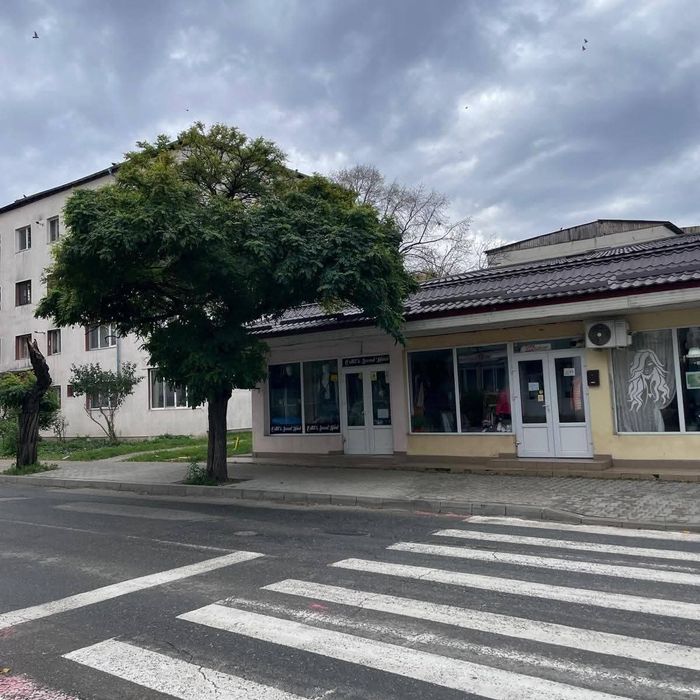 Închiriez spațiu comercial în Onesti
