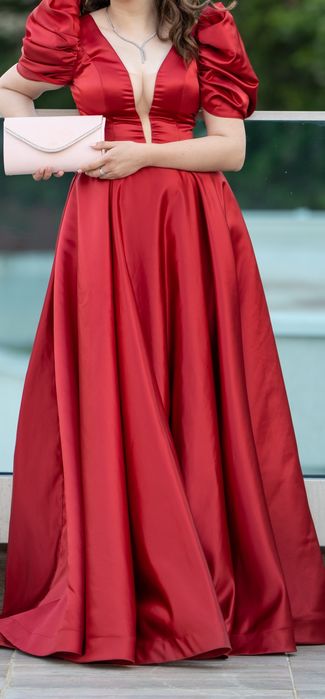 Сатенена червена бална рокля