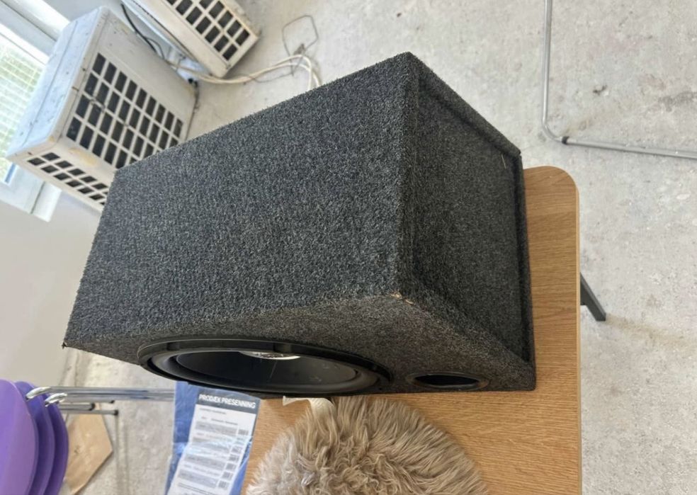 Vand schimb suboofer cu statie