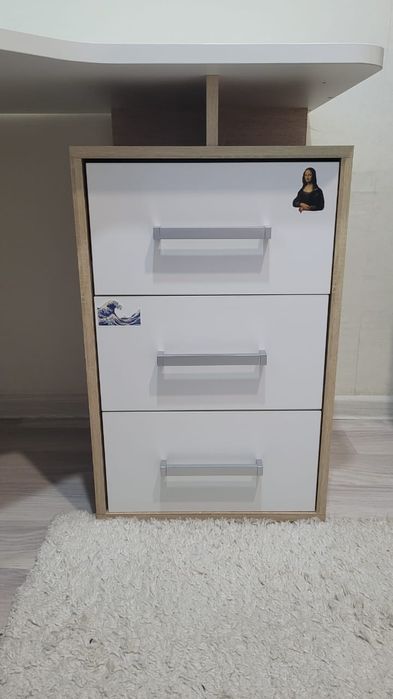 Продается письменный стол.