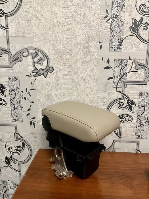 Подлокотник высокий altezza ,lexus is 200 ,300