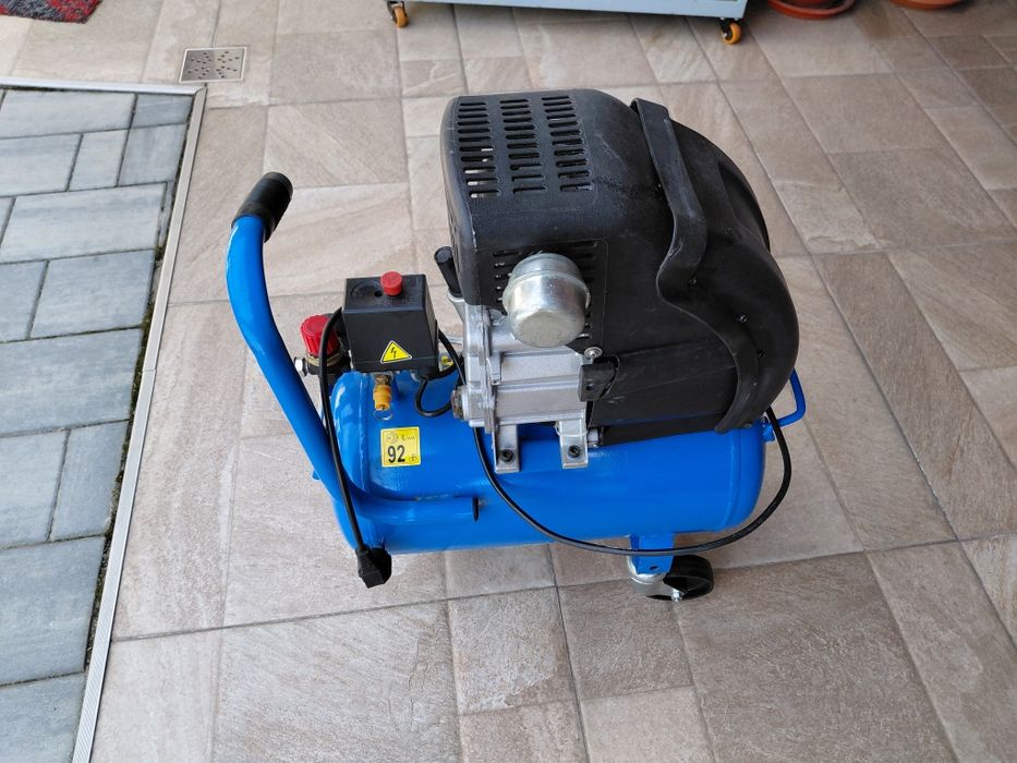 Vând compresor 24 L