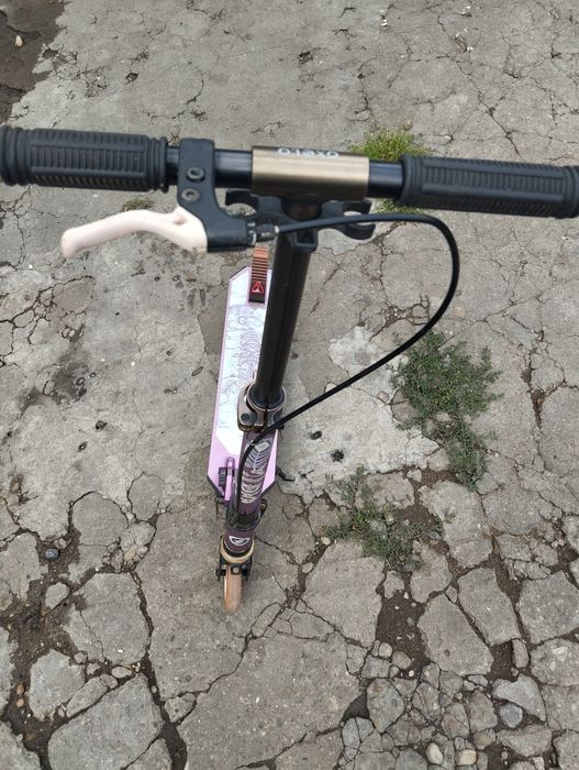 Vând  Trotineta pentru copii vârstă 6-9 ani