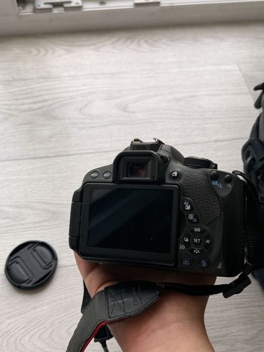 Canon EOS 100D + объектив 18-55 STM