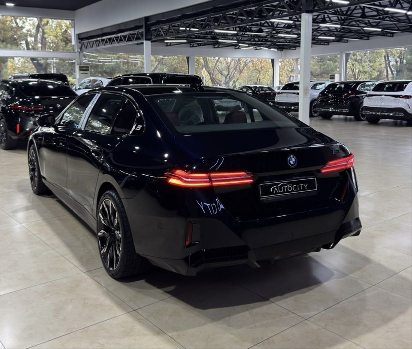 Bmw i5 35L nalichiyada