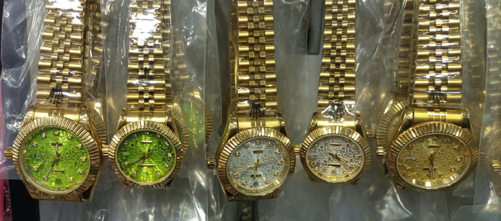 Soat qoʻl soati Часы ручной часы с доставкой

Kitob Qoʻyadigan moslama