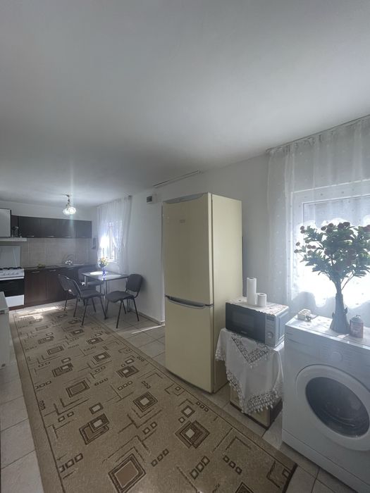 Inchiriez casa la curte