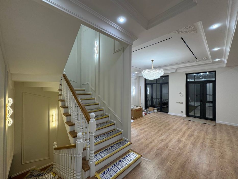 4 қаватли 9 хонали террасали енги ховли сотилади .  Регистон махалла