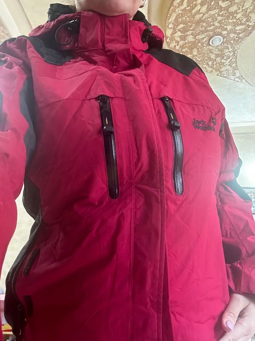 Продавам две туристически якета jack wolfskin и Helly Henson
