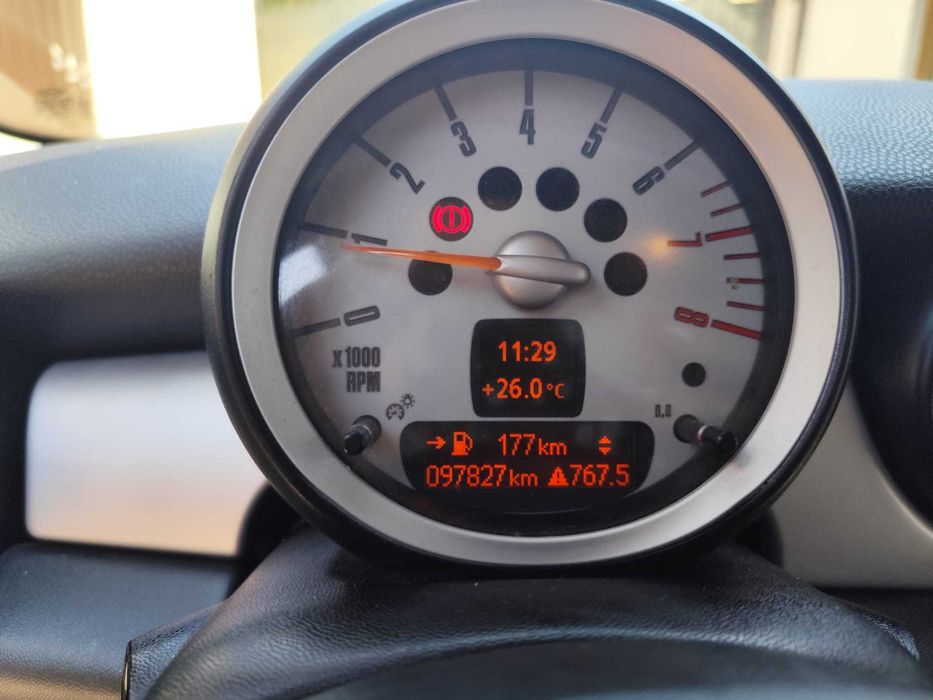 Vand MINI One (2009)  1.4 Benzină  97.800 km  Navigație