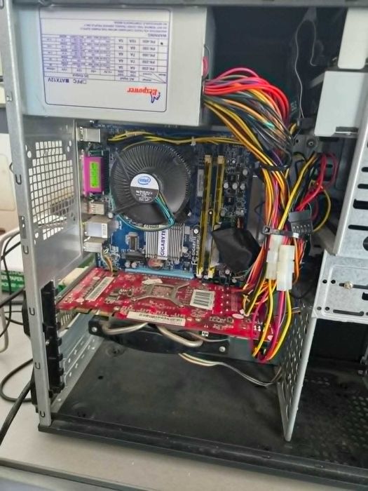 Отличен четириядрен компютър с монитор - 4х2.5GHz, 3GB RAM, външна видеокарта, 500ГБ