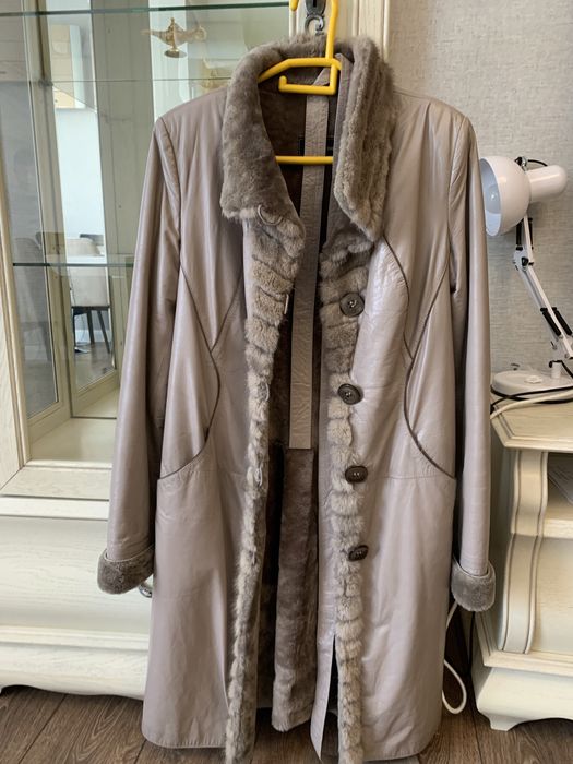 Безумно теплая дубленка. Натуральная кожа и полностью мех изнутри.