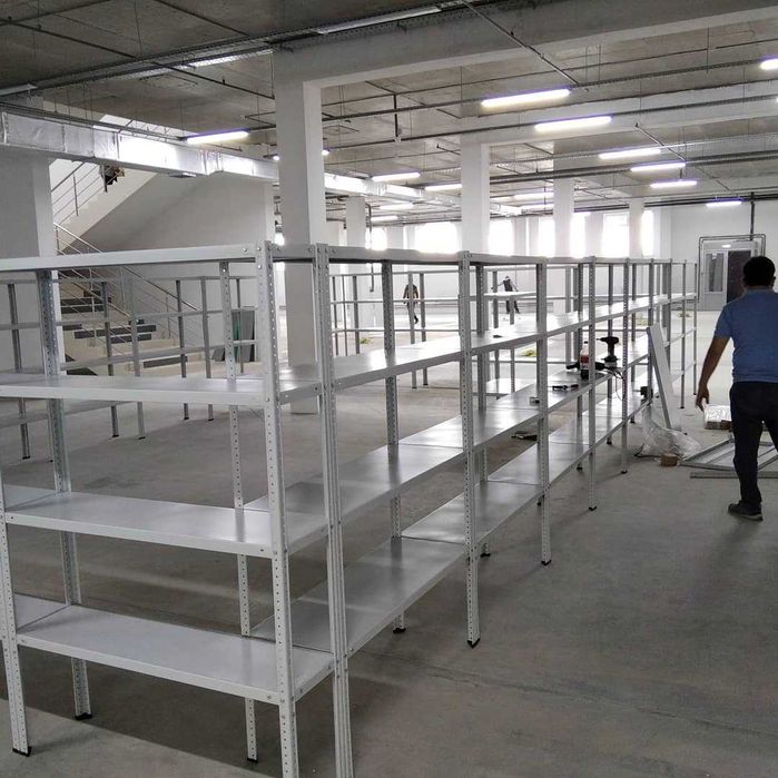 Металлический стеллаж, полки