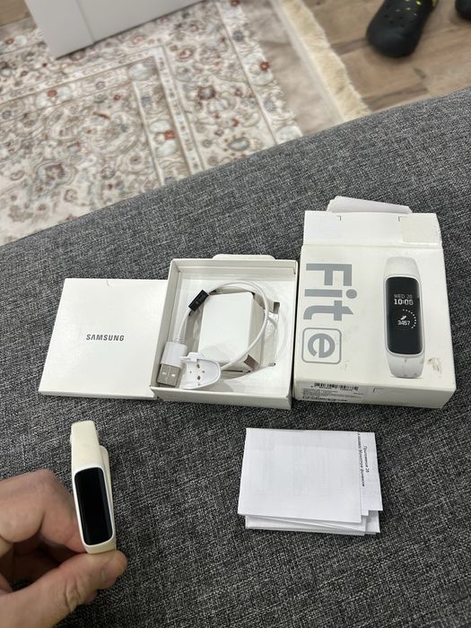 Смарт браслет Samsung Galaxy Fit e