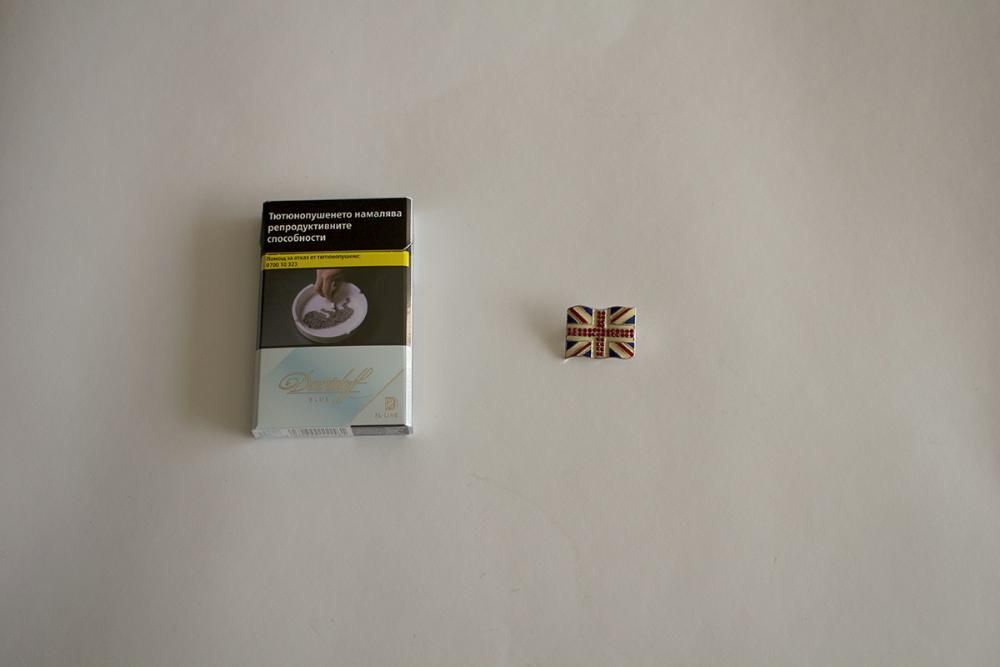 Брошка с червени камъчета