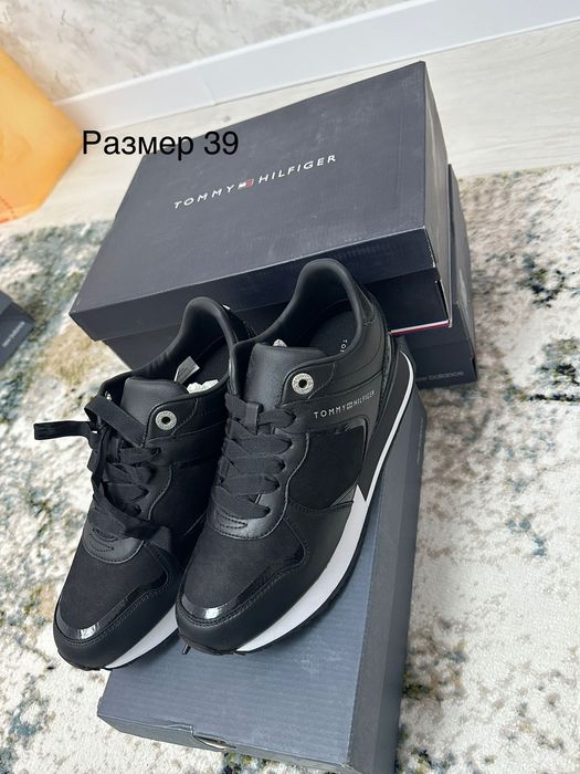 Кроссовки женские