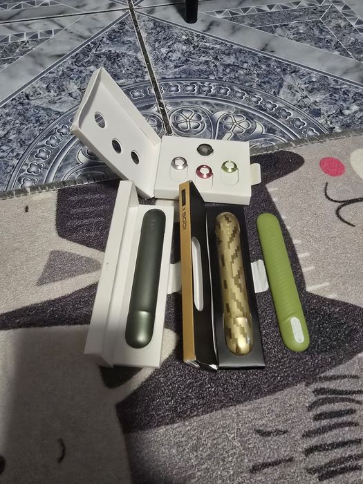 Vand 3 usite Iqos Iluma i si capacele stilou iqos