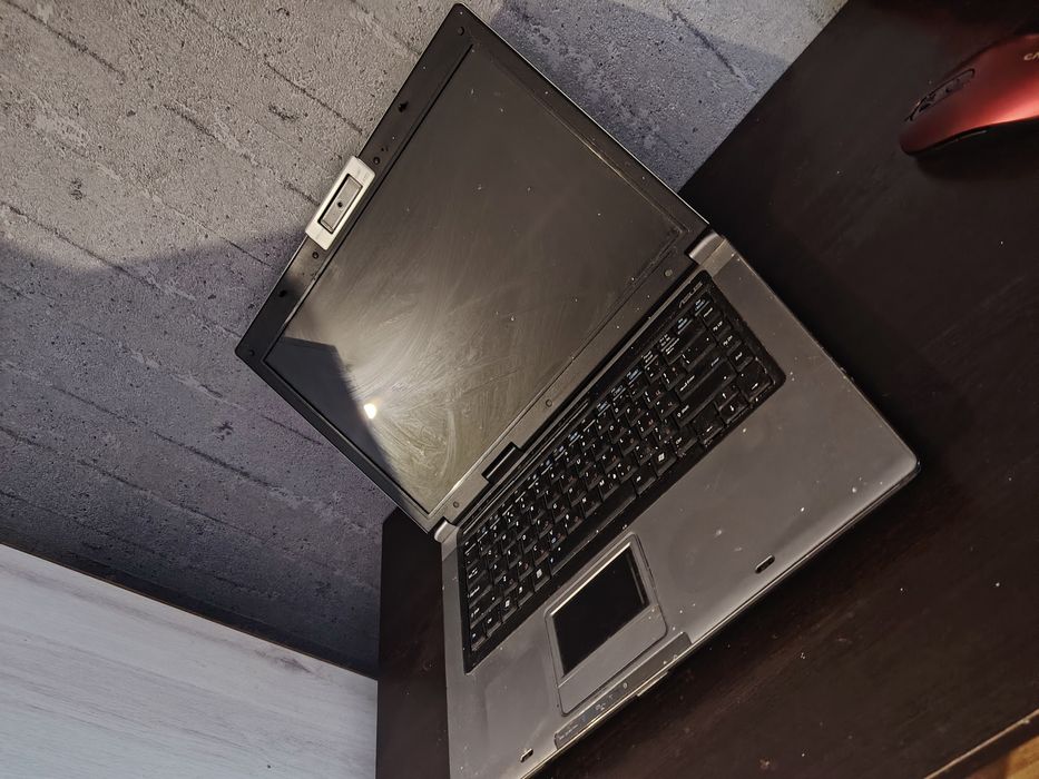 Продавам лап топ Асус за части! Пуска се и работи до едно положение.