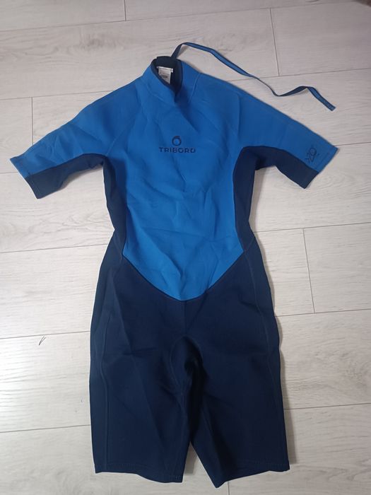 Vând combinezon de înot băieți Nou