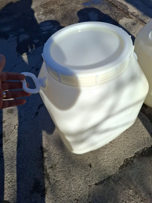 Bidoane la vînzare .