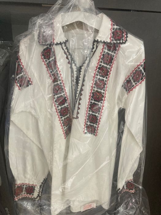 Cămașă tradițională cu model cusut manual pe pânză
