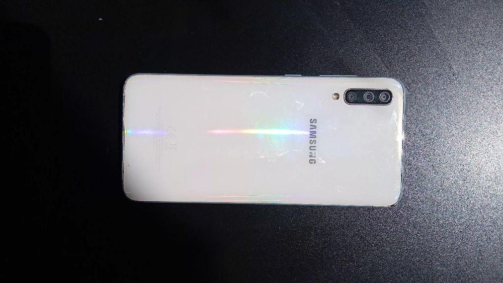 Страхотен Samsung Galaxy A70 (Бял) – Отлично състояние + Подарък калъф!