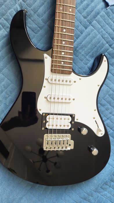 Yamaha Pacifica 112v (Black)