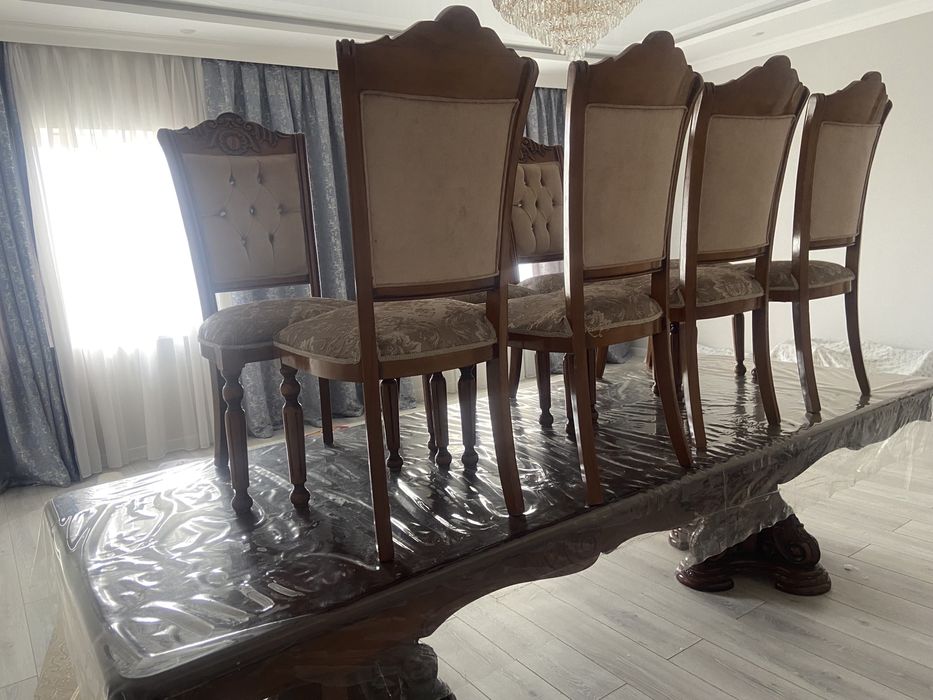 Стол и 8 стуля для гостиной