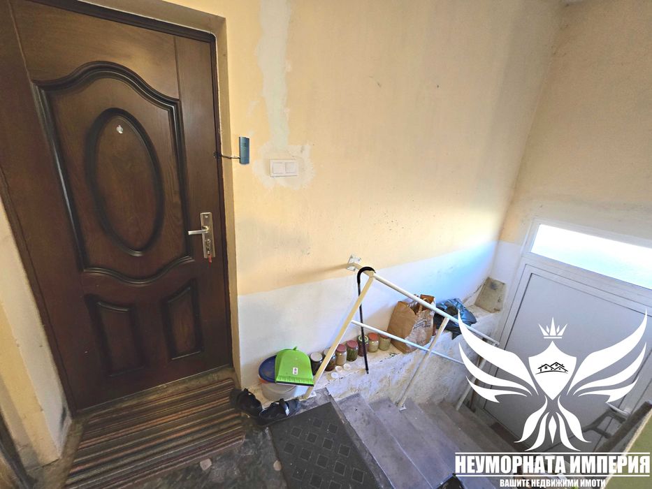 Продавам двуетажна къща 195РЗП с широк двор 1020кв. в с.Тополово