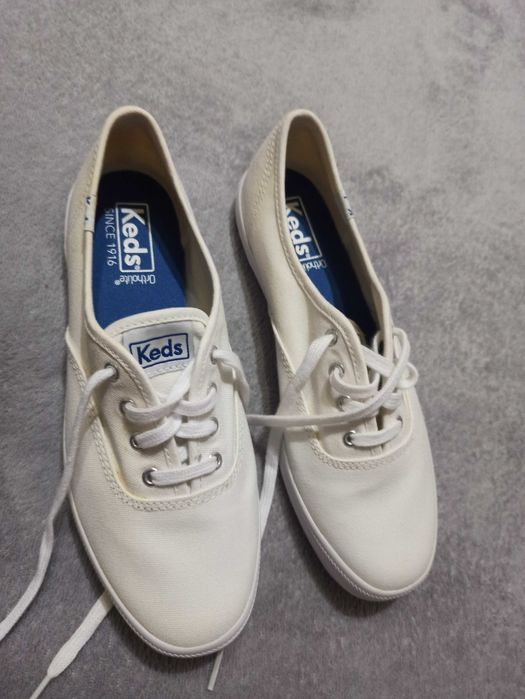 Teniși albi de dama