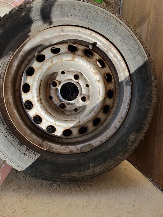 Vând 4roți-anvelope complete pentru dacie