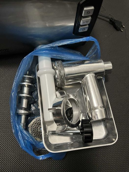 Aparat electric tocat carne, facut carnati