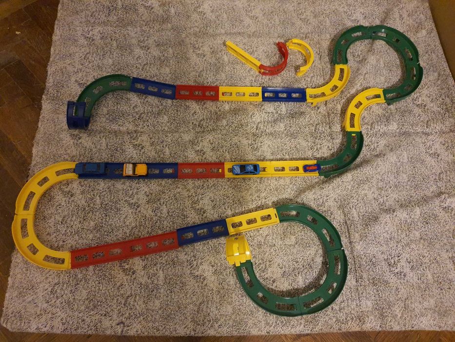 Pista de mașini mici din plastic