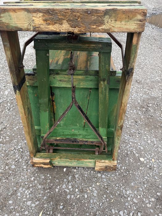 Стара механична платформена везна – ретро индустриален стил