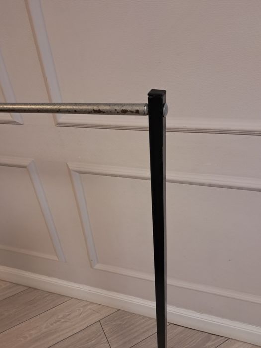 Напольная вешалка для одежды.