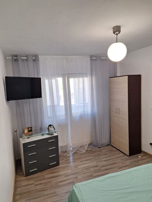 Închiriez garsoniera etaj1