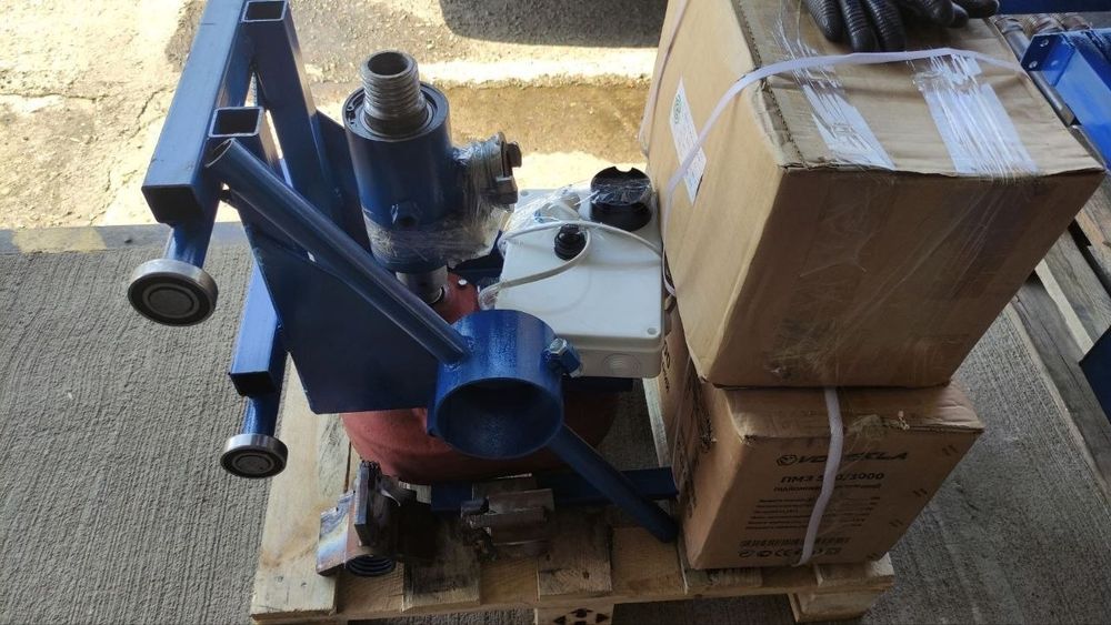 Сондажна машина с лостове и инструменти.