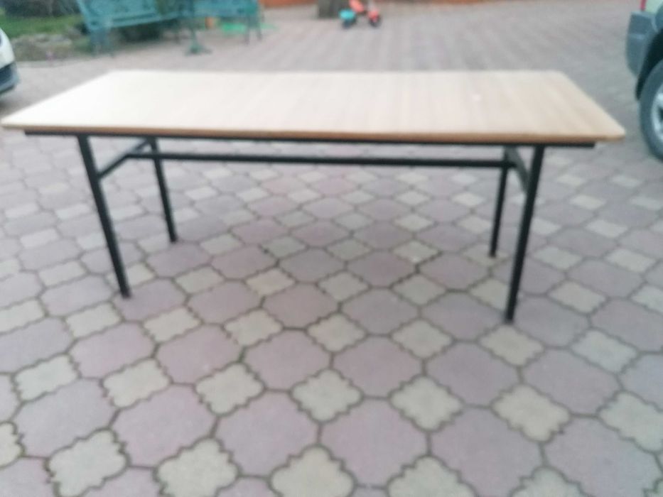 Vând masă ovală 2,0m x 1,40m