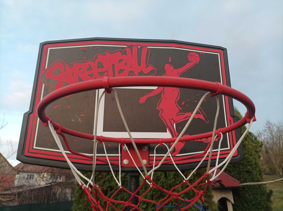 Vând Coș Baschet, aproape nou, puțin folosit,stare foarte bună.