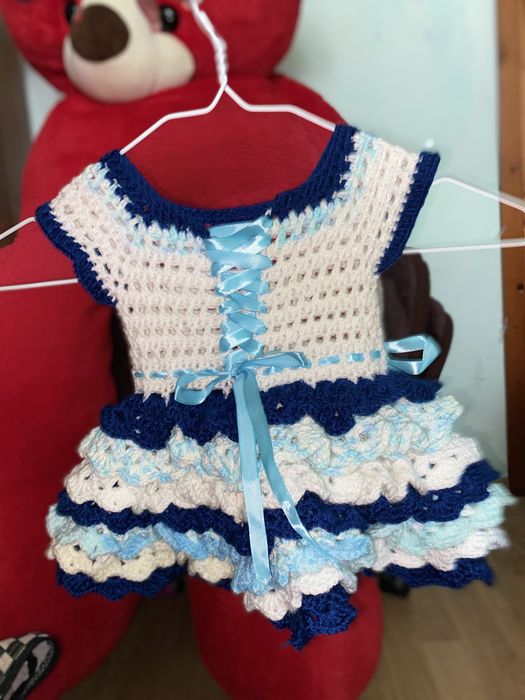 Rochiță croșetată pentru bebeluși