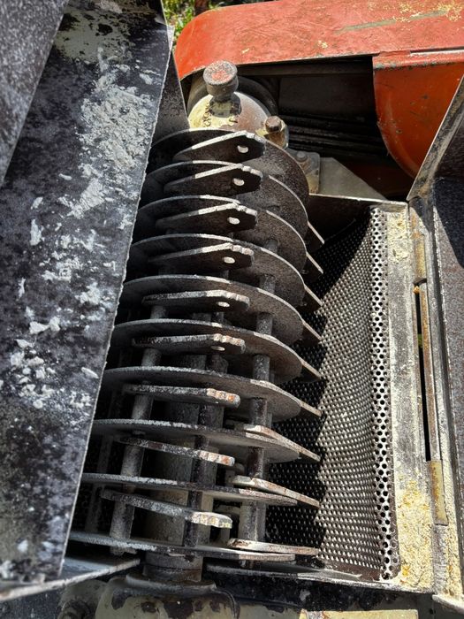 Moara cu ciclon si ciocanele după tractor