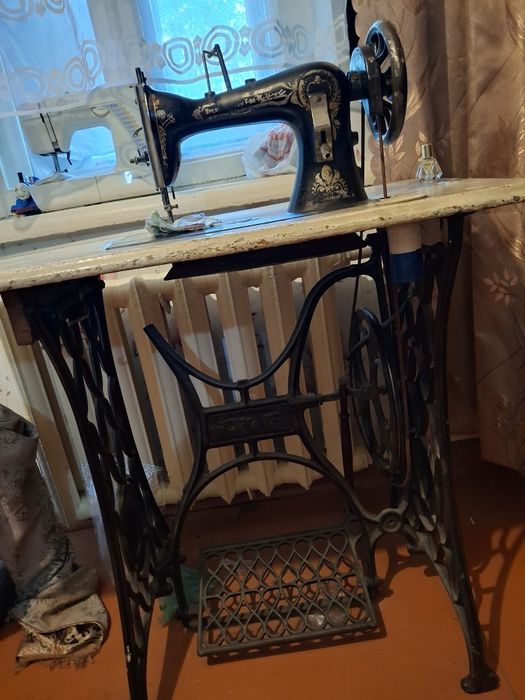 Продам швейную машинку