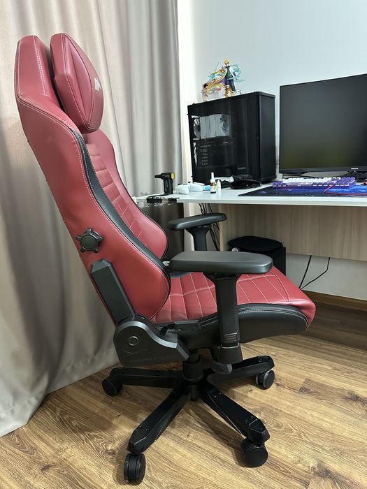 Игровое кресло DXRacer
