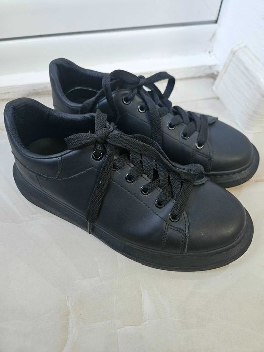 Продавам черни обувки