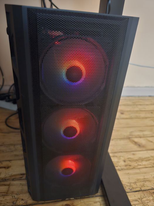 Геймърски компютър 9060XT 16GB/7800X3D/32GB RAM