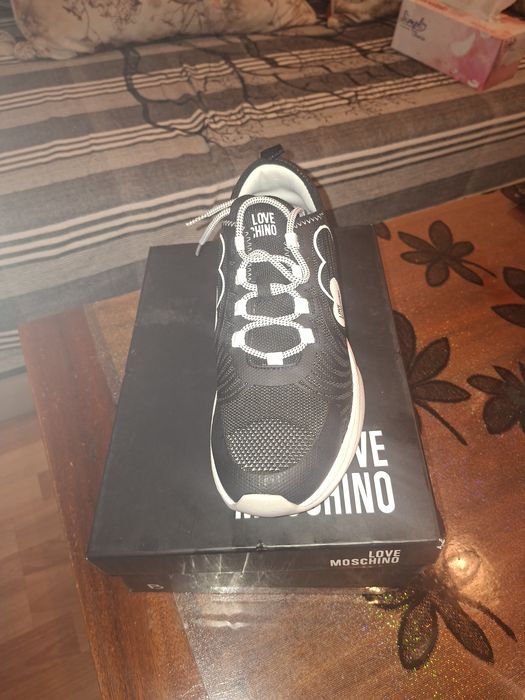 Adidasi love moschino